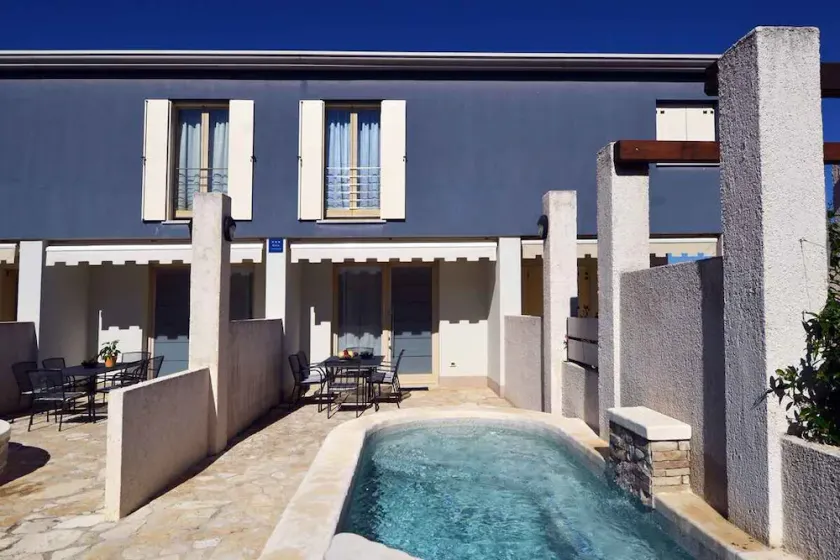 Holiday home with pool and air conditioning - Image 1
