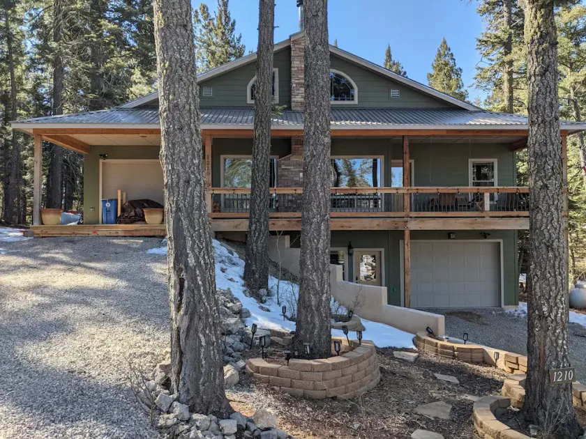 Woodlands Chalet: Forest, Luxury, Parking, Bedrooms w/ Ensuite Bathrooms, CLEAN - Image 1