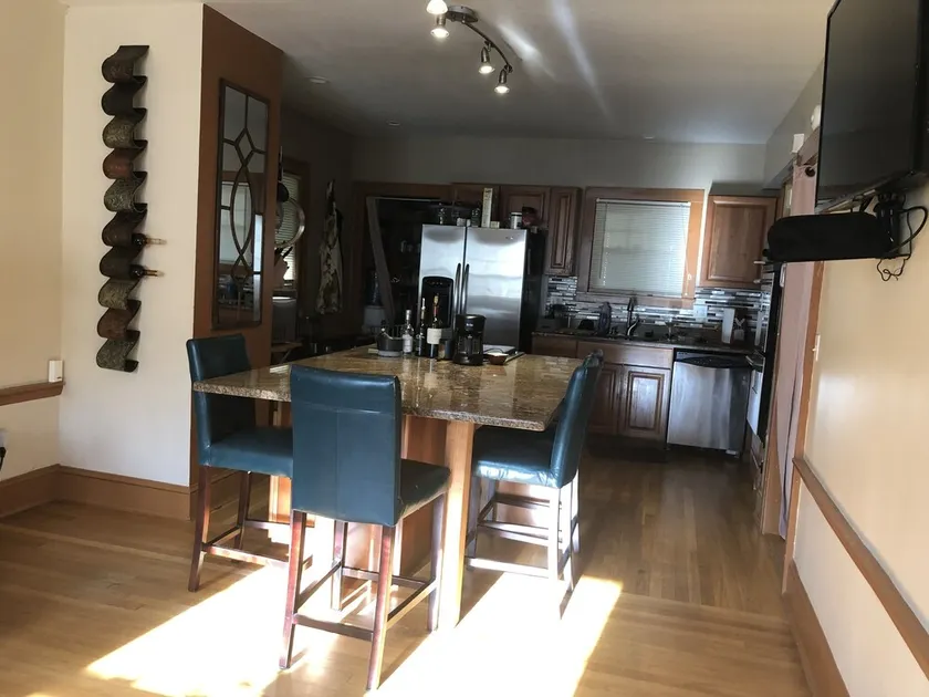 Stylish & Cozy Fully Equipped Home - Image 1