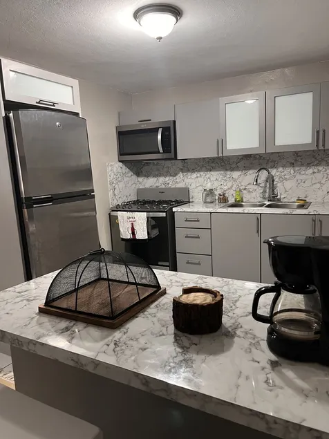 Cozy Home w/ private parking- 10 min to beach - Image 1
