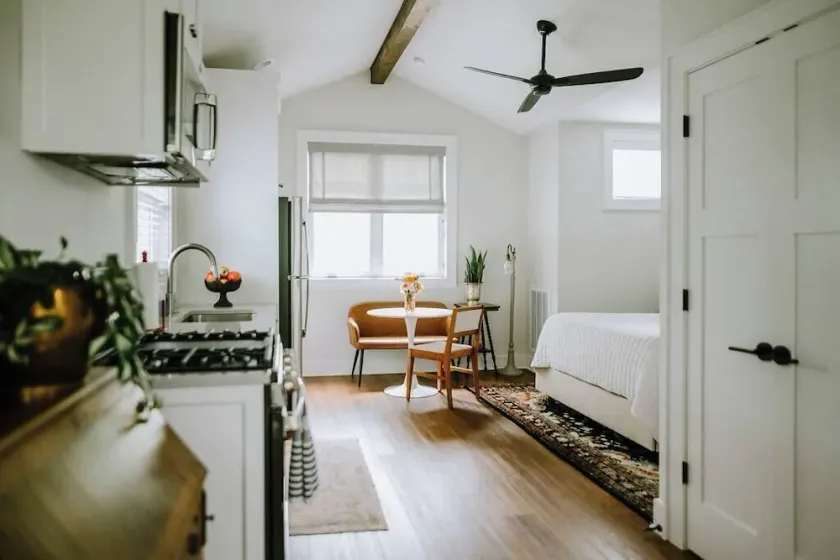 *Boutique Woodview Walk Up Apartment* - Image 1