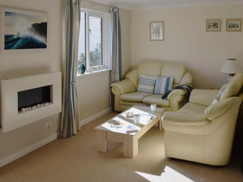 2 bedroom accommodation in Falmouth - Image 1