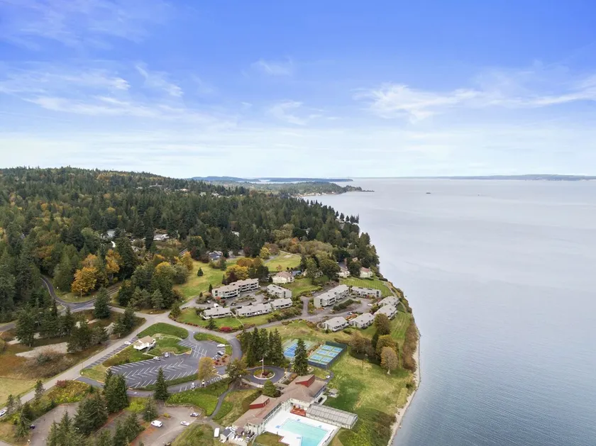 3BR 3BA Condo - Steps away from Beach, Pool and Dining! - Image 1