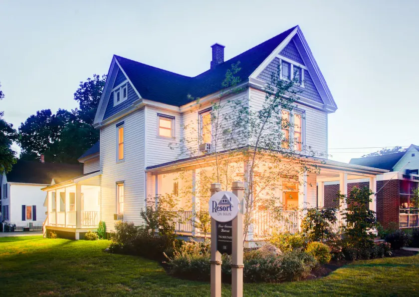 Charming Resort in the Heart of Bemus Village on CHQ Lake - Image 1