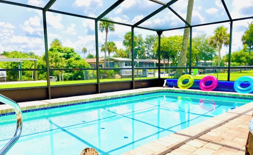 Waterfront, heated pool, floating dock - Image 1