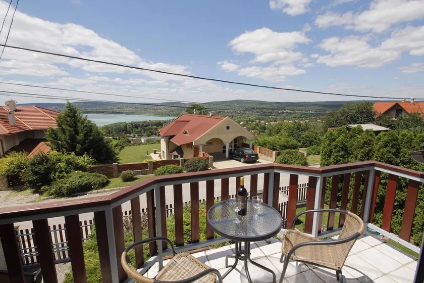 Ferienhaus mit geheiztem Aussenpool, Klima, Panorama auf Balaton - Image 1