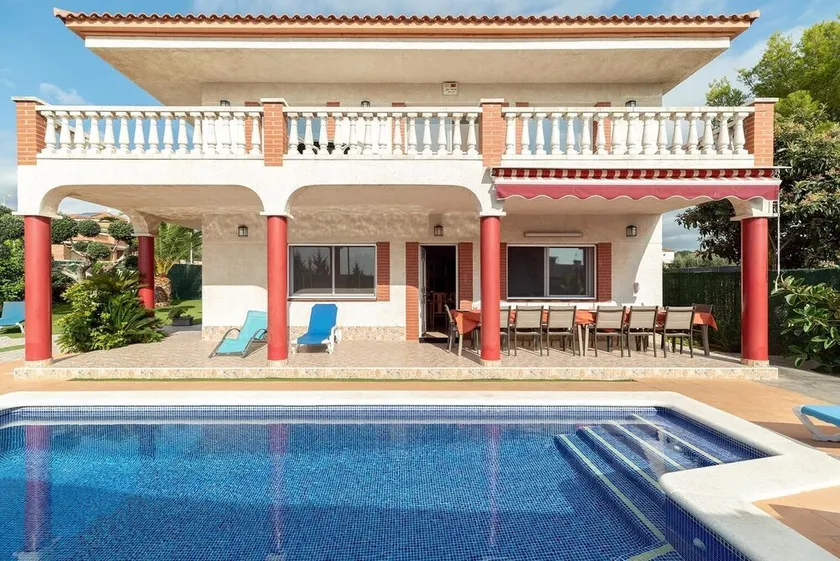 Stort hus, med pool, grill, trädgård, wifi 1500 meter från sandstranden - Image 1