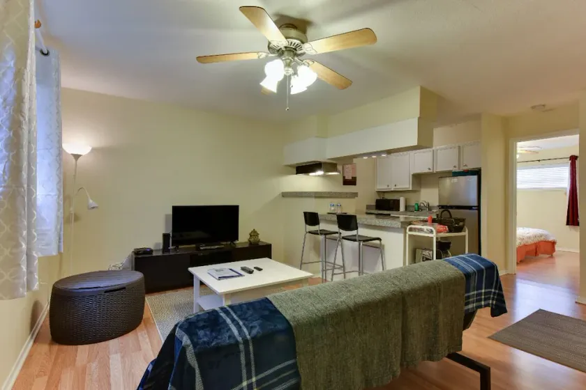 Hyggelig 1 BR | 1 BA South Lamar District - Image 1