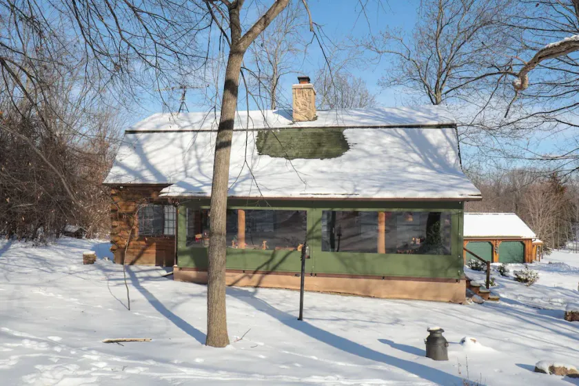 Belle cabane en rondins traditionnelle - Image 1