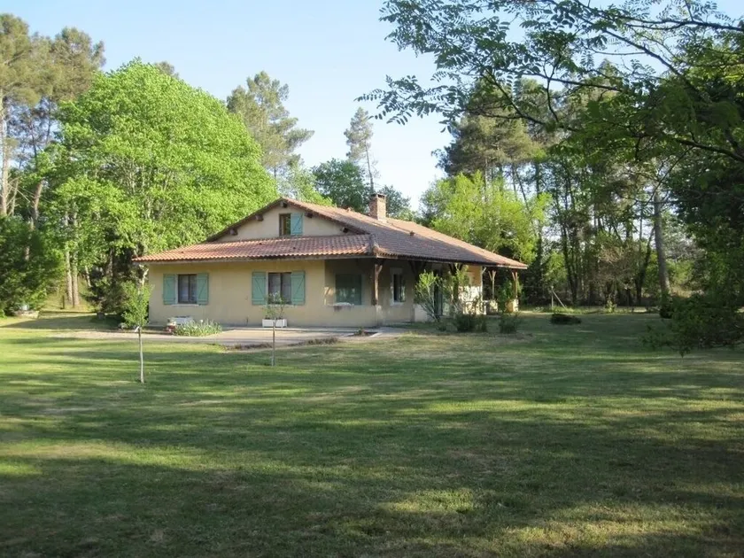 Casa familiar en medio del bosque. - Image 1