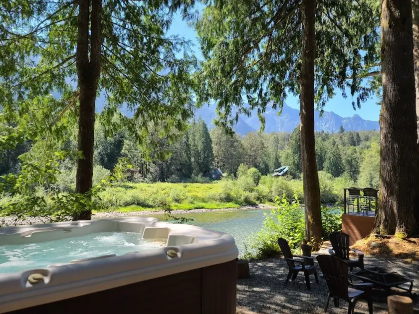 Small Timbers-riverfront log home, stunning view - Image 1