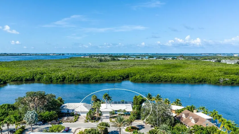 Casa Palma! Beautiful waterfront home with heated pool & dock! - Image 1