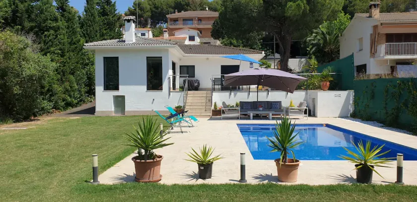 Maison Moderne Piscine Privée 4kms des Plages - Image 1