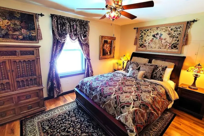 The Sovereign Suite - Cozy And Convenient With Home Theater - Image 1