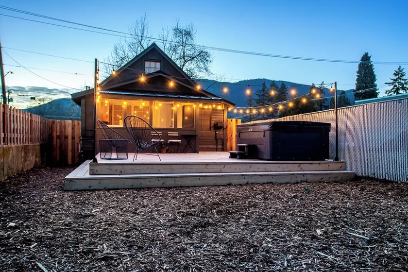 Warren House · 1800s Cottage · Hot Tub · Game Room · 3BR · Downtown Rogue River - Image 1