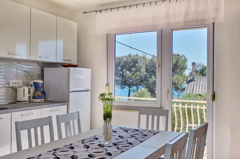 Treværelses lejlighed med balkon og havudsigt Martinscica, Cres (A-23222-a) - Image 1