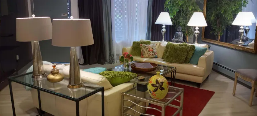 Family or Corporate Comfort. 8+ minutes to airport & walk to great dining! - Image 1