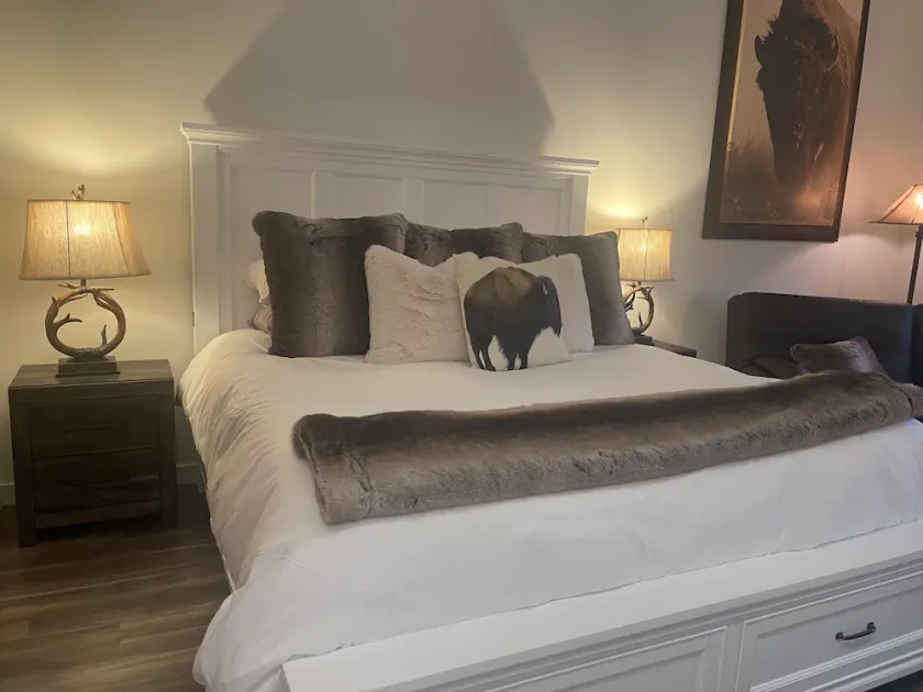 Luxury Studio Condo, 1 King bed, Amazing Location!! - Image 1