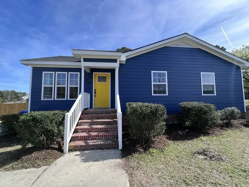 Fuquay's Best! Recently renovated, convenient to downtown, fenced yard, fire pit - Image 1