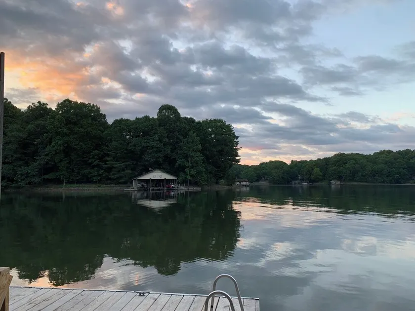 Wooded Lakeside Retreat i en lugn vik. - Image 1