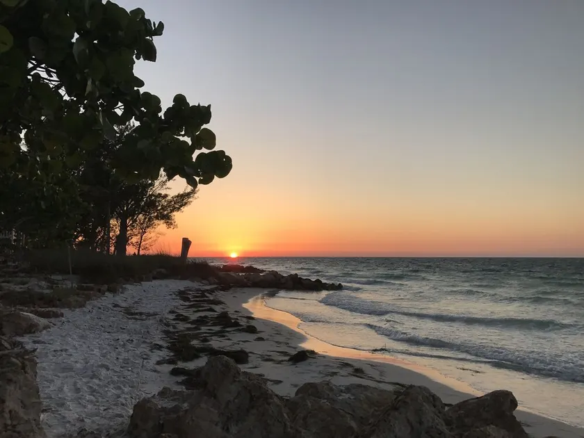 Shell We Dance? Charming Bungalow with Fabulous Location and Private Pool! - Image 1