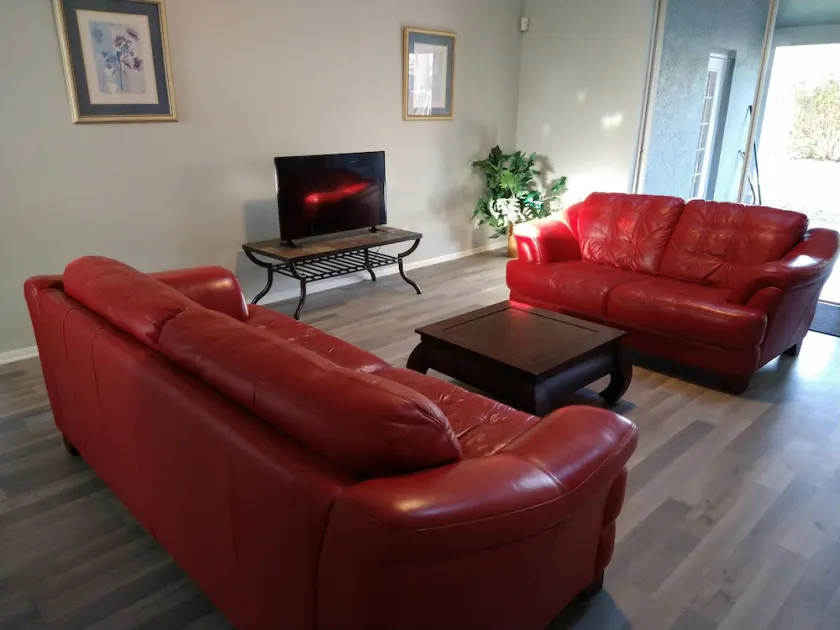 LOVE NEST--NEWLY RENOVATED Sleeps 7--CLOSE TO DOWNTOWN, AIRPORT & ATTRACTIONS - Image 1