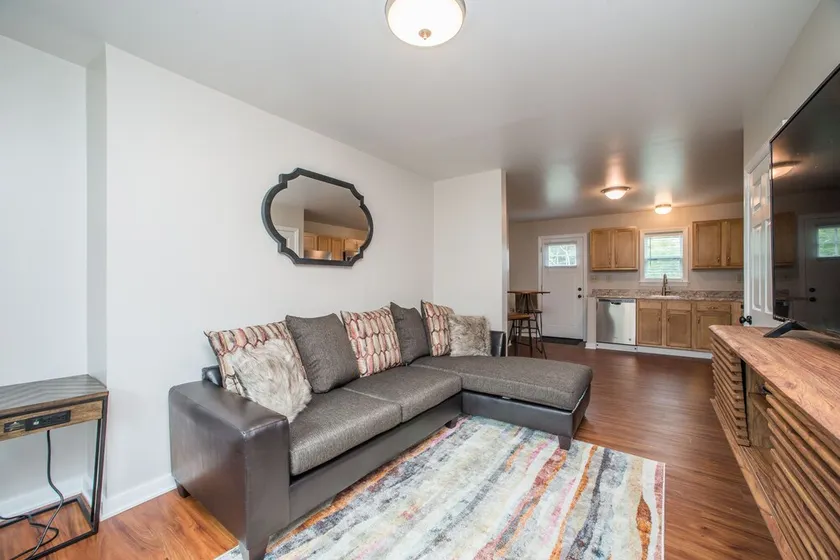 ⭐️Newly Renovated Perfect 4 Business and Leisure $5 Express to Steeler Game - Image 1