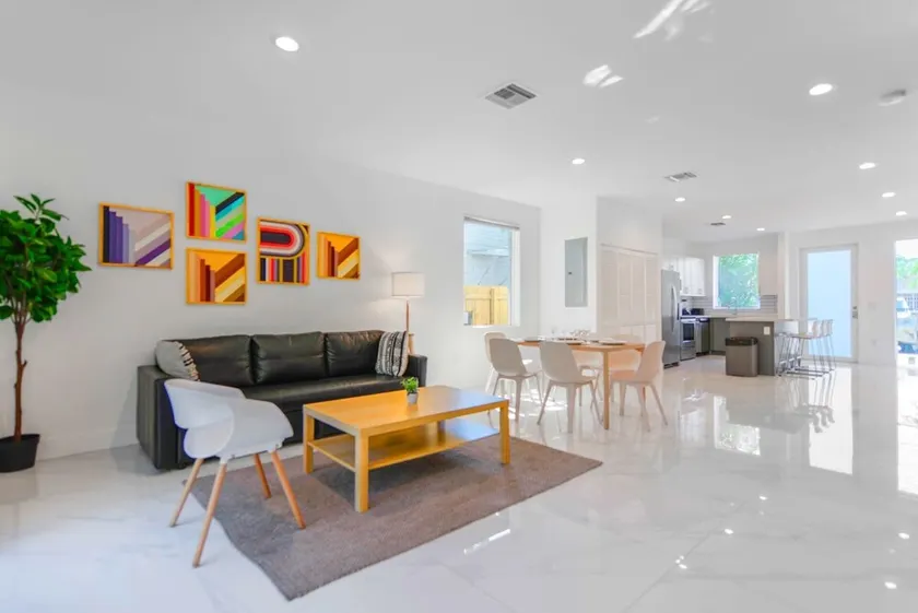 Spacious Townhouse with 2 Levels For All Family - Image 1