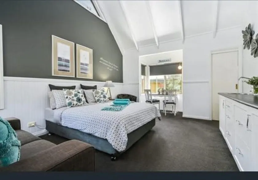 One-Bedroom Queen Suite - Image 1