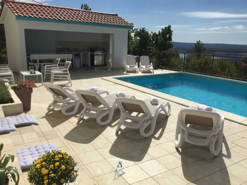 Encantadora villa de 3 dormitorios con capacidad para 6+2 personas, con piscina y vistas impresionantes. - Image 1