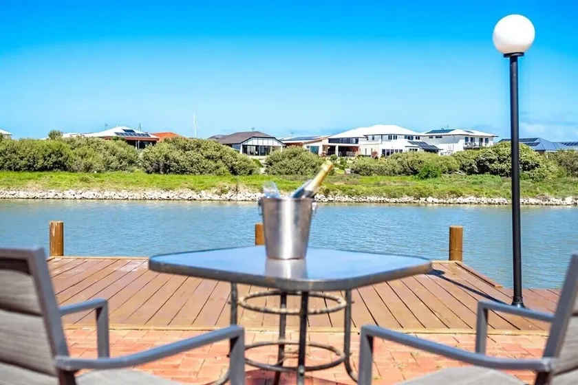 71 Blanche Pde Hindmarsh Island - No Linen Included - Image 1