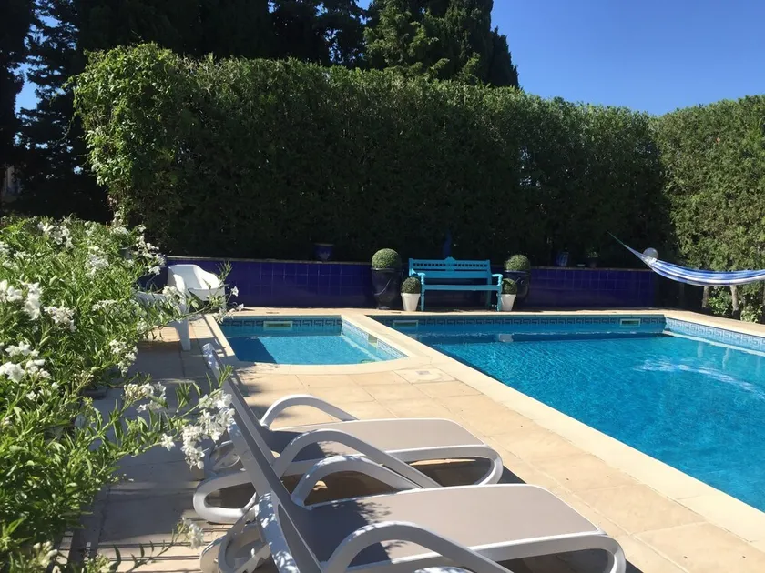 Maison avec superbe piscine en mosaïque. - Image 1