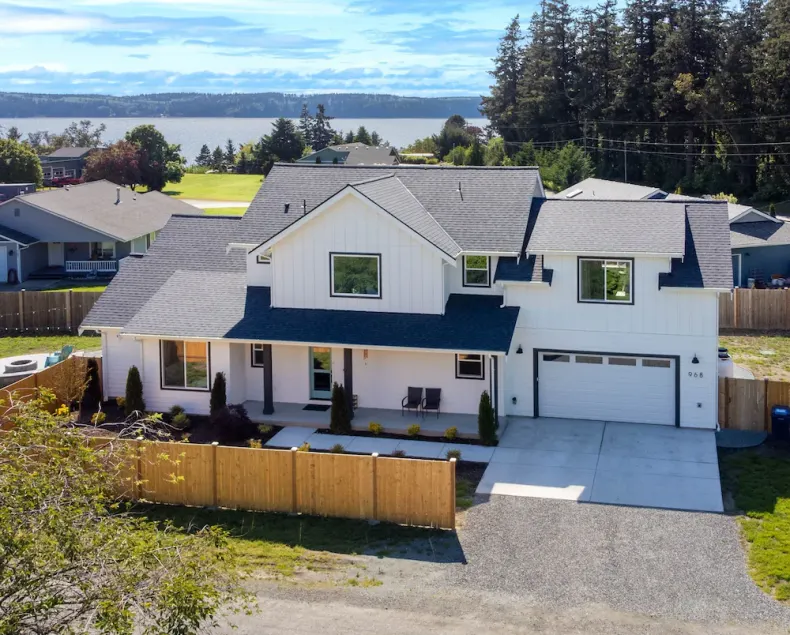 5BR vacation home Hot Tub/Game Room/Water Views/BBQ/firepit/LG Yard - Image 1