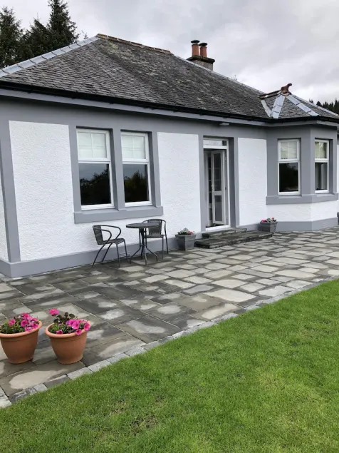 Braeaig est un bungalow moderne et bien équipé de deux chambres au cœur de Brodick - Image 1
