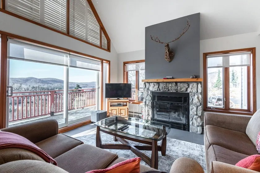 Luxury 3 Bedroom 2-level ski-in/ski-out condo, Renovated - Sleeps 6 - Image 1