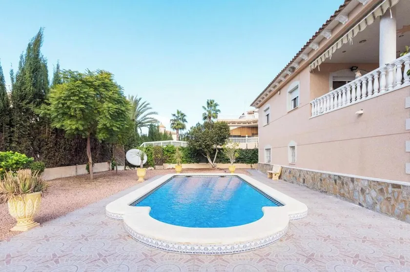 2Bed Apartment - Sleeps 5 - Pool, Parking, Pets - Image 1