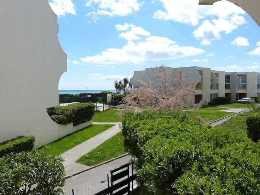 Seaside apartment with swimming pool,renovated in 2024 (kitchen and living room) - Image 1