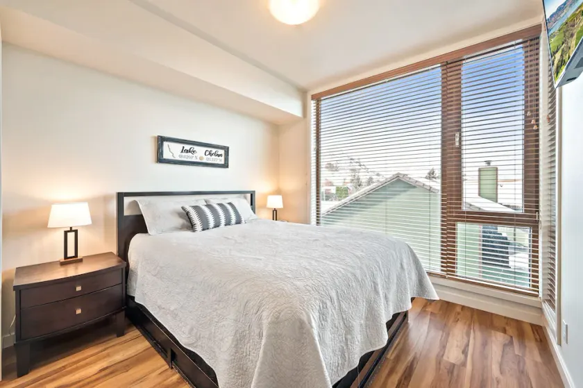 Cozy 1 bedroom condo steps away from the lake - Image 1
