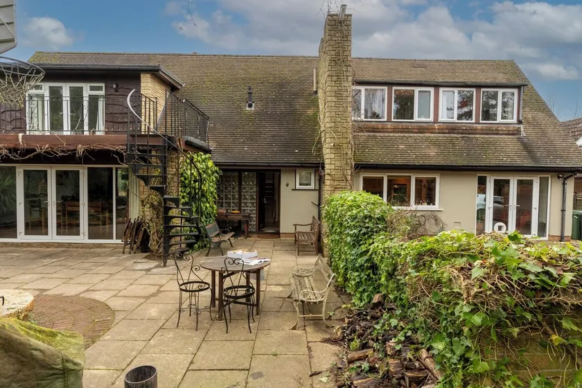 Secluded large family home near Oxford, private parking/patio/garden. - Image 1