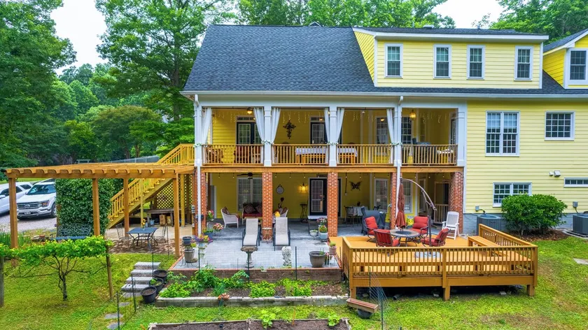 The Yellow House/sleeps 10/Families/Relocation/Retreats/ near NCSU/Raleigh/Cary - Image 1