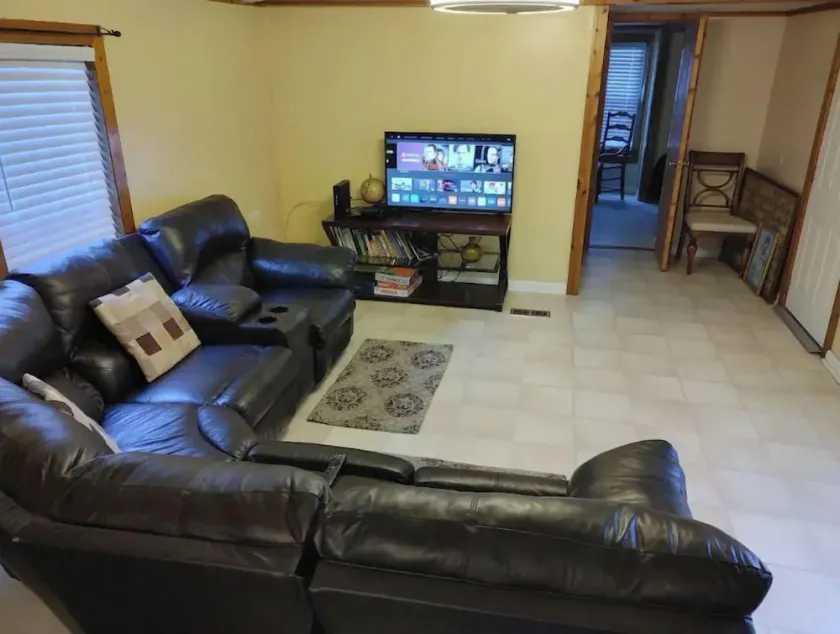 Bloomingdale Country Cottage 2bed 2bath - Image 1
