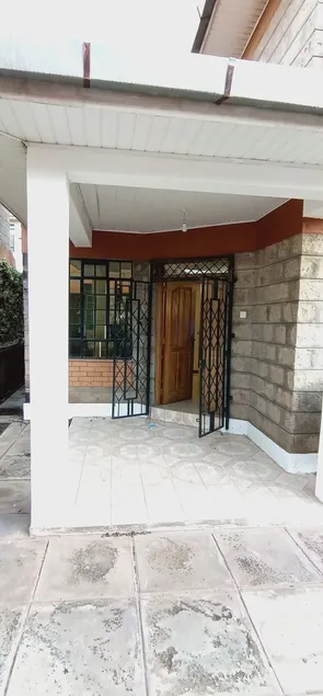 A Lovely 4 Bedroom Maisonette in a Gated Community 15 Minutes from JKI Airport - Image 1