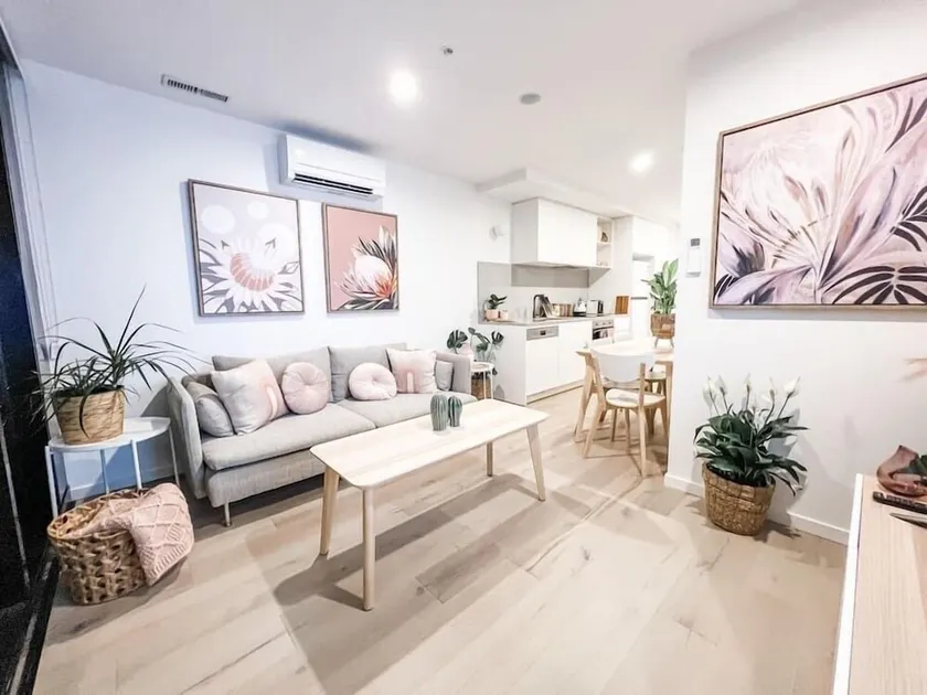 Centrally Located Luxury Apartment in Canberra - Image 1