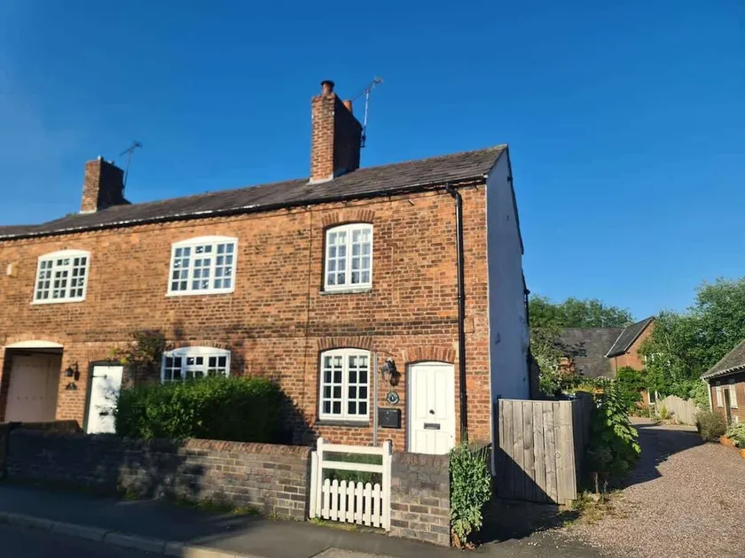 Charming Cottage close to Chester Garden Parking - Image 1