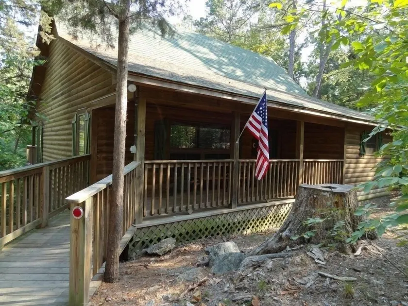One bedroom, one bath log-sided cottage with private hot tub on Lake Ouachita. by RedAwning - Image 1
