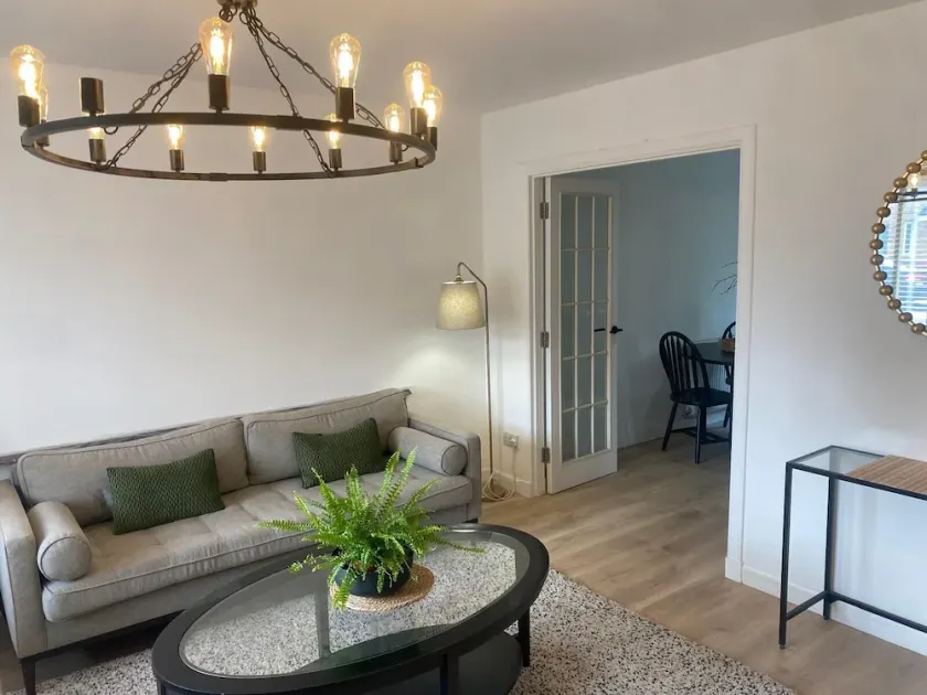 Modern 3 bed home by Glasgow airport - Image 1