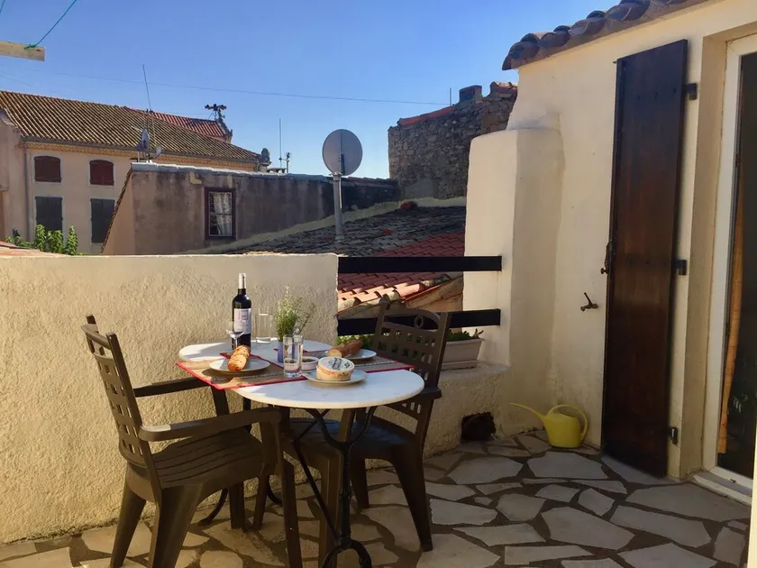 Centre of Olonzac, 2 bedrooms & private sunny rooftop terrace - Image 1