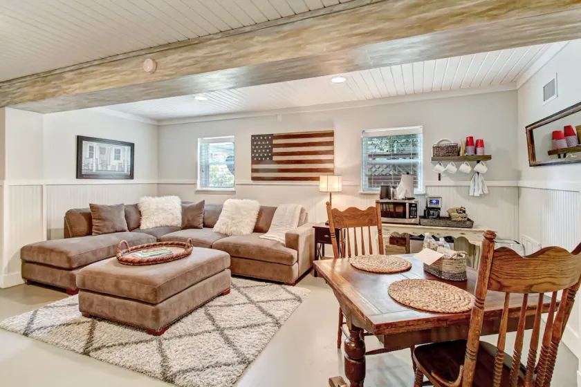Coastal getaway!Steps from beach and dining! - Image 1