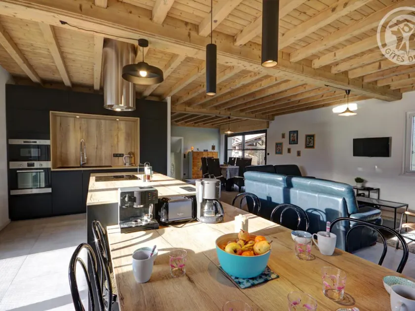 Bright house with enclosed garden and fireplace, perfect for families and friends - Image 1