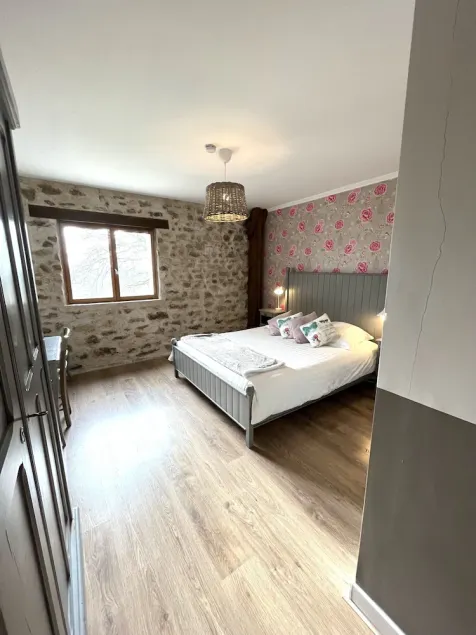 Beautiful converted barn in open countryside - Image 1